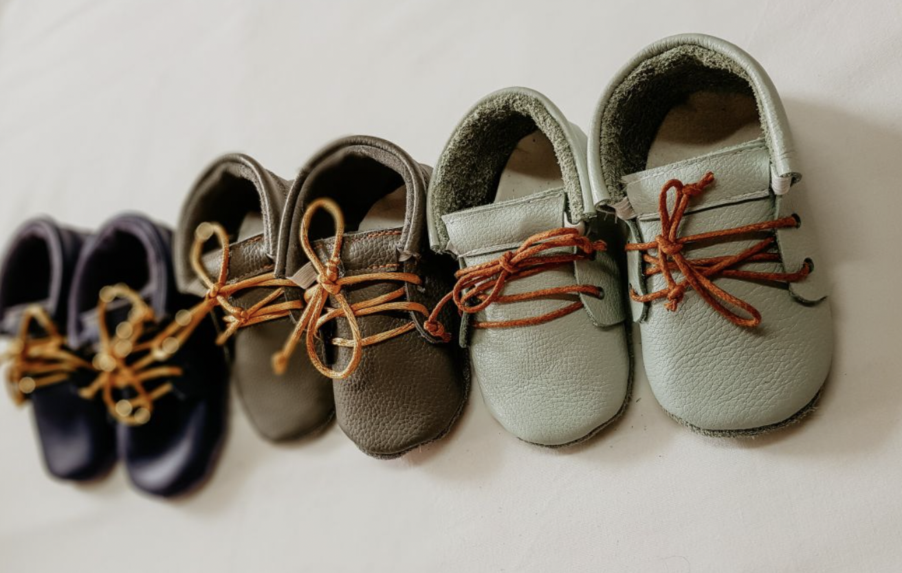 Três pares de sapatos, azul marinho, verde musco e verde claro - Just Real Moms