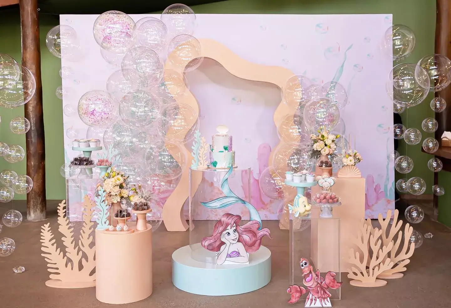 Cenografia e decoração de festa infantil com tema Pequena Sereia