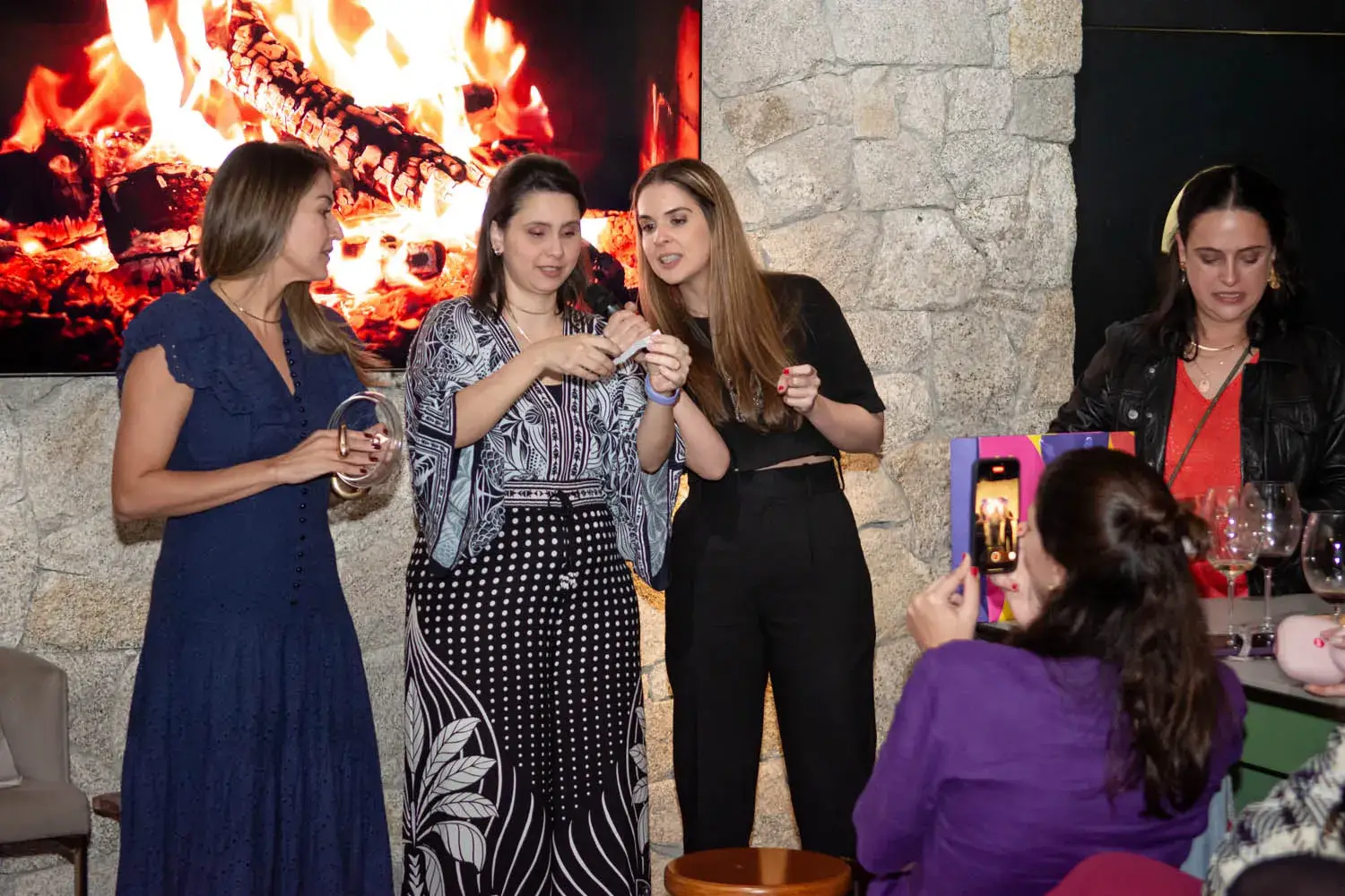 Nat Gutierrez sorteando o Kit da Dona Coelha com sex toys no Pause - Toda Mãe Merece um Pause - Just Real Moms