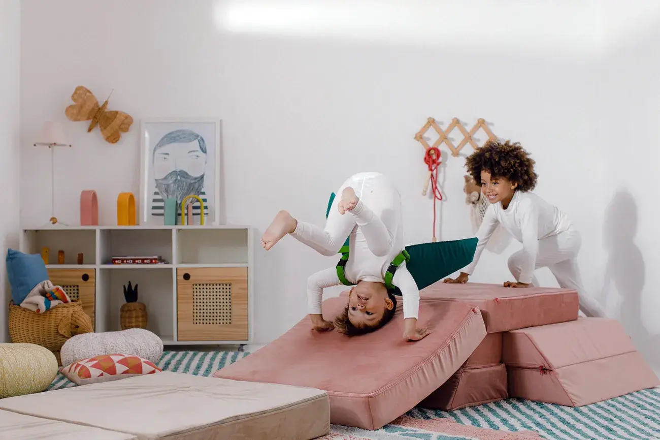 Crianças brincando no sofá de brincar da Five Little Monkeys