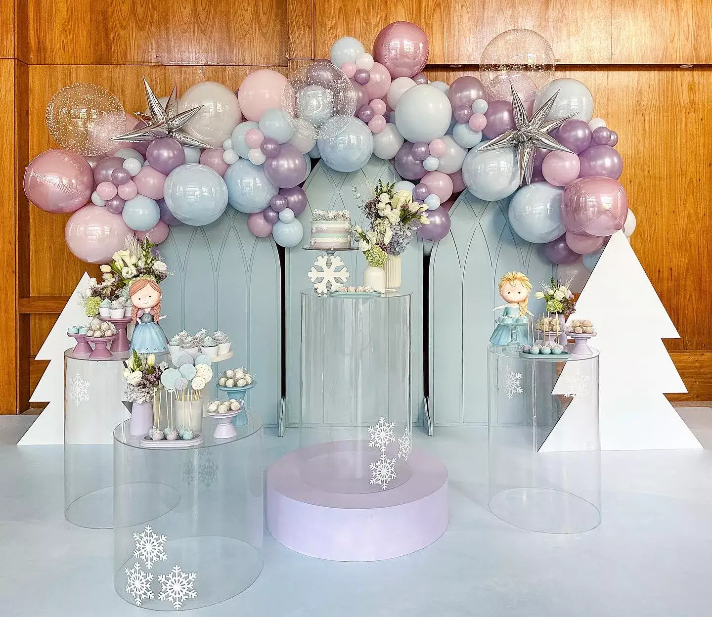 Cenografia e decoração de festa infantil com tema Frozen da Disney da Petite Partie