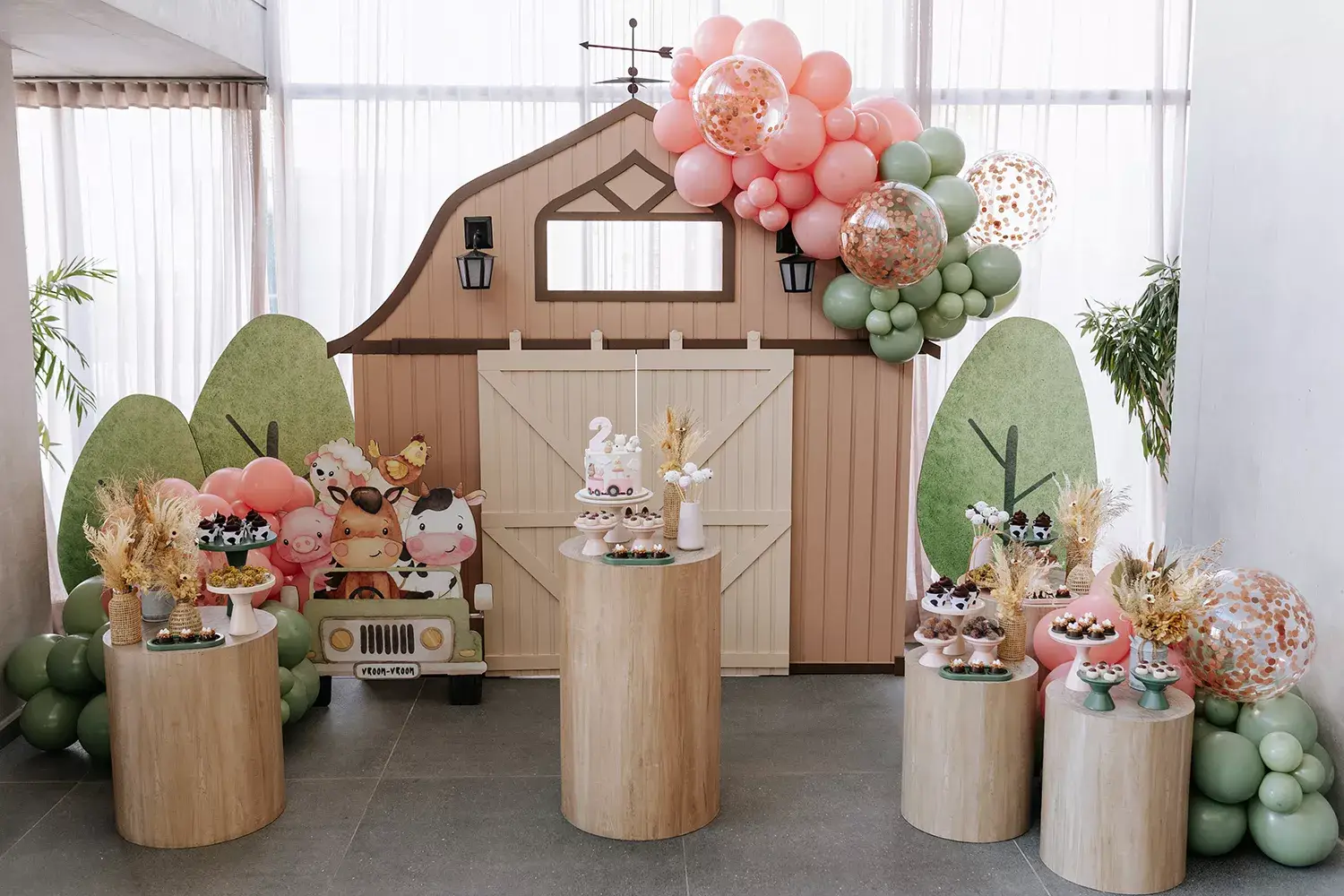 Cenografia e decoração de festa infantil com tema Fazenda da Petite Partie