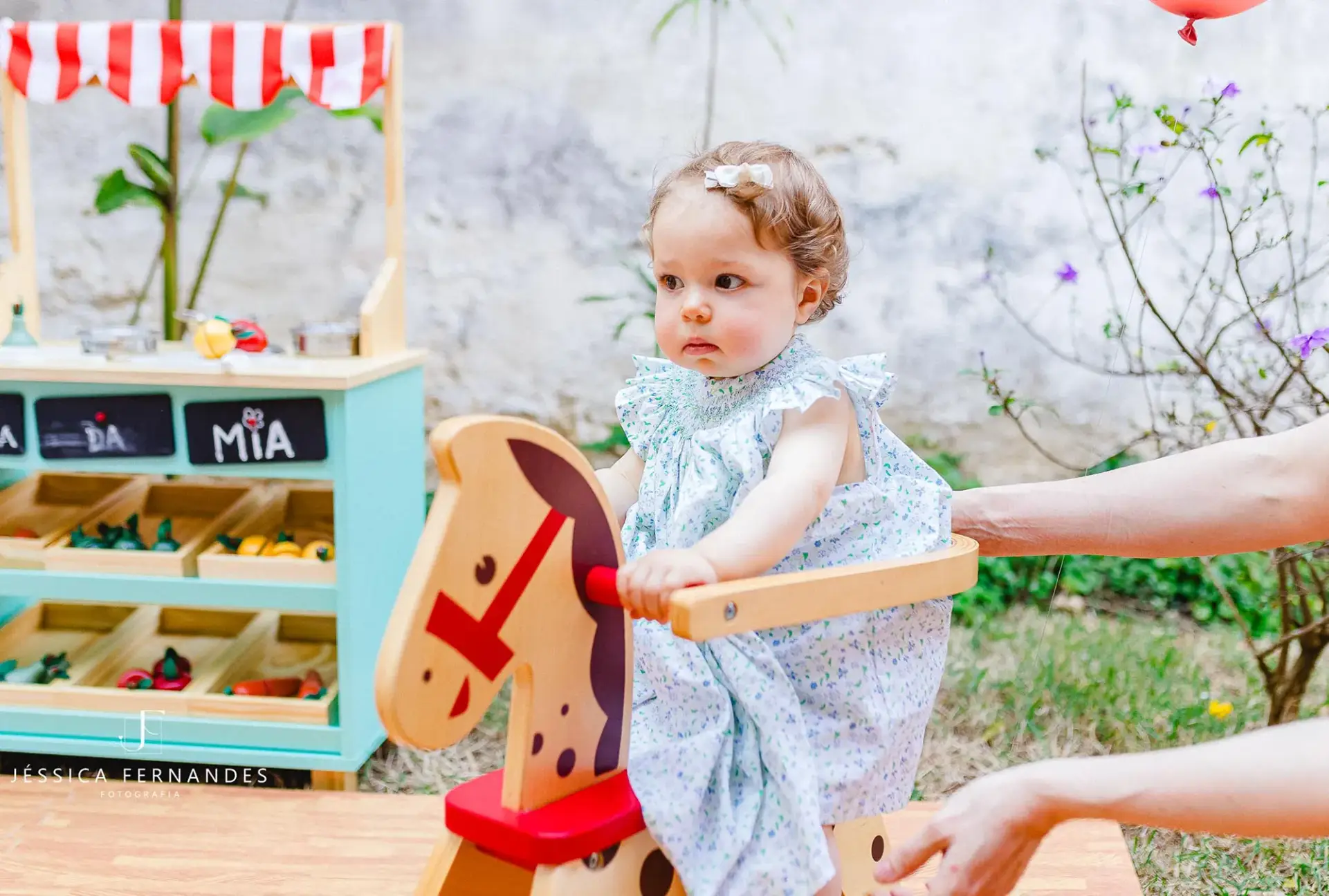 Menina brincando em festa infantil com brinquedos educativos da Bolimbolá