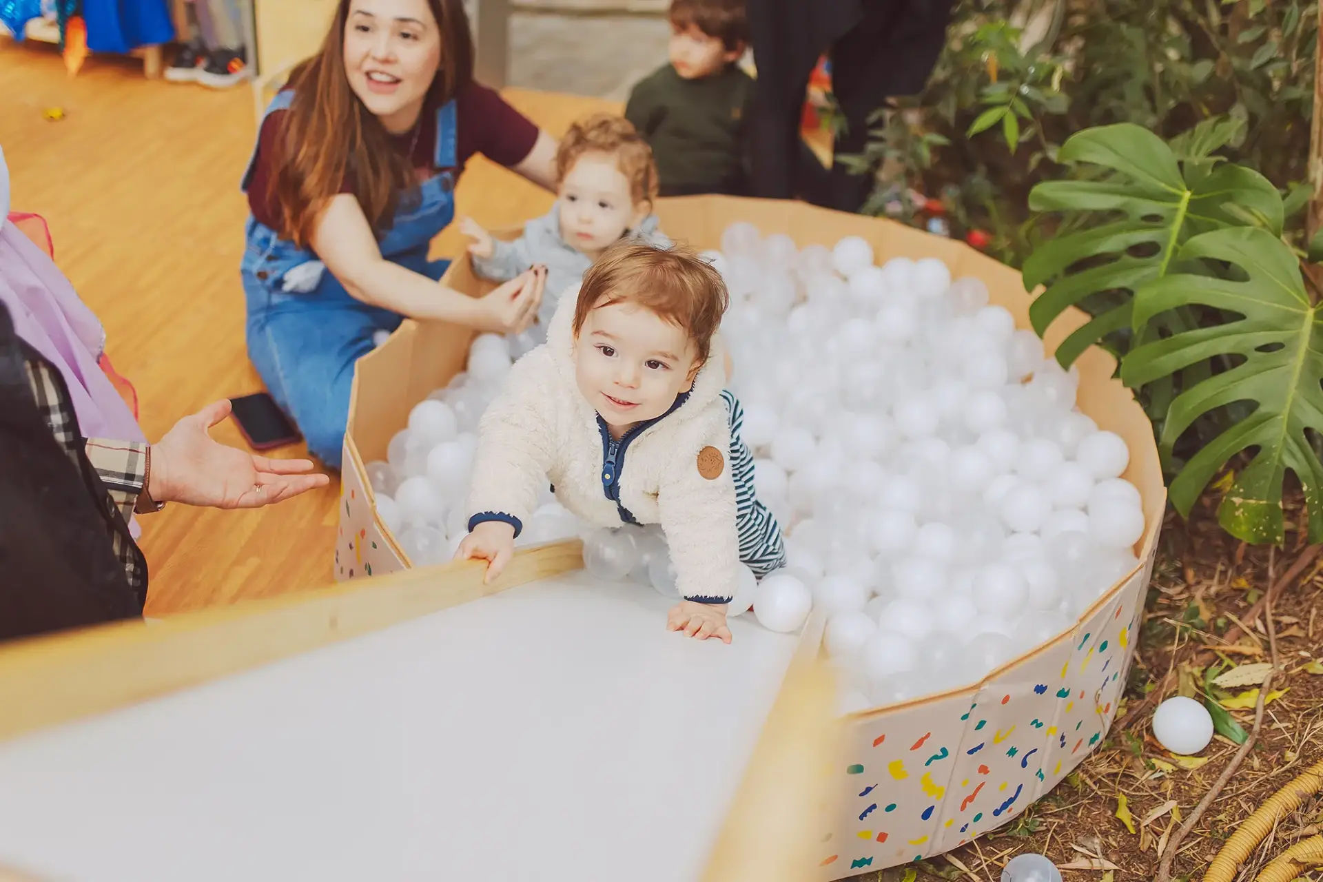 Bolinha de piscina e brinquedos educativos da Bolimbolá