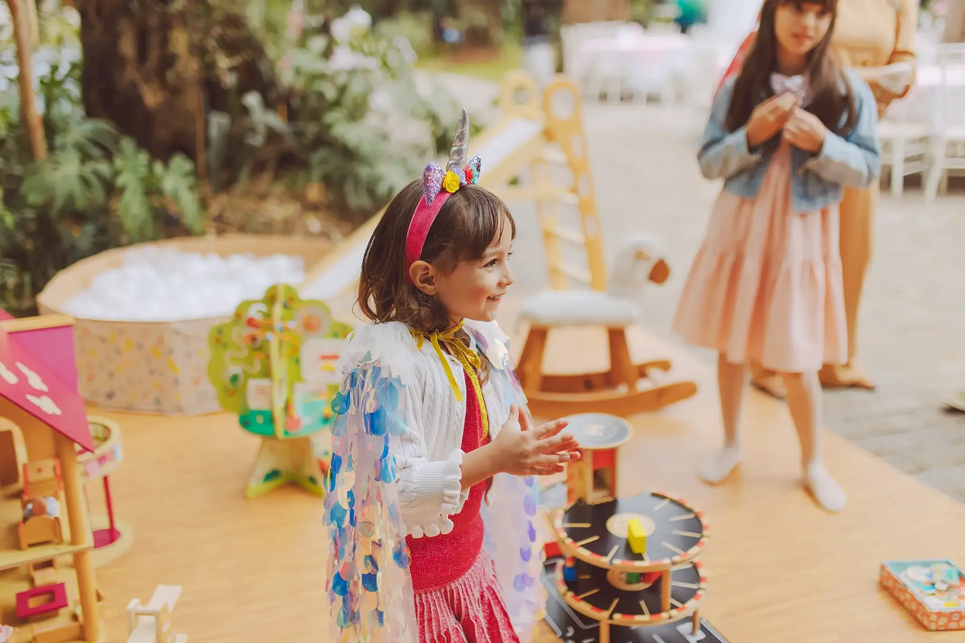 Meninas brincando com brinquedos educativos da Bolimbolá