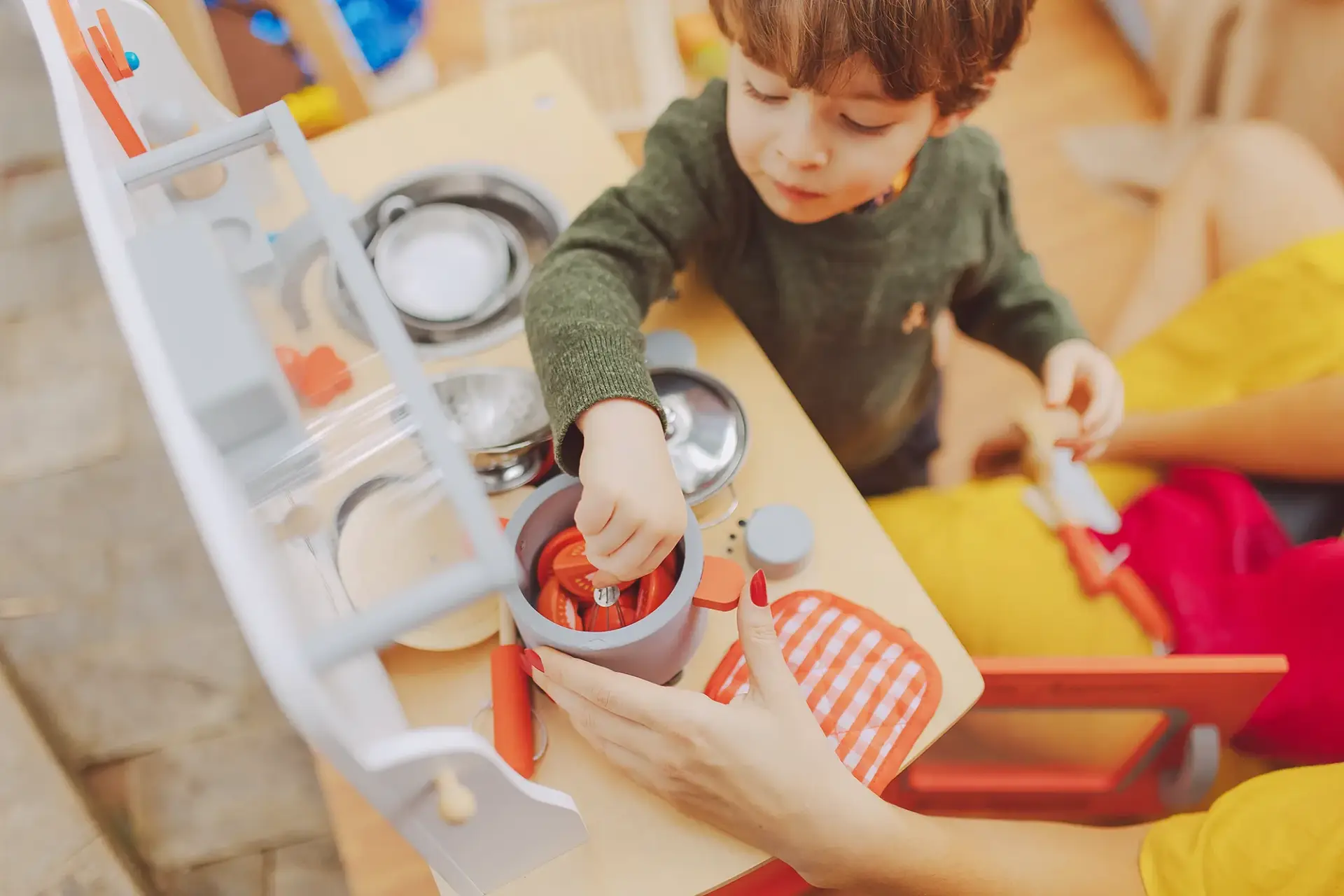 Menino em festa infantil com brinquedos educativos da Bolimbolá