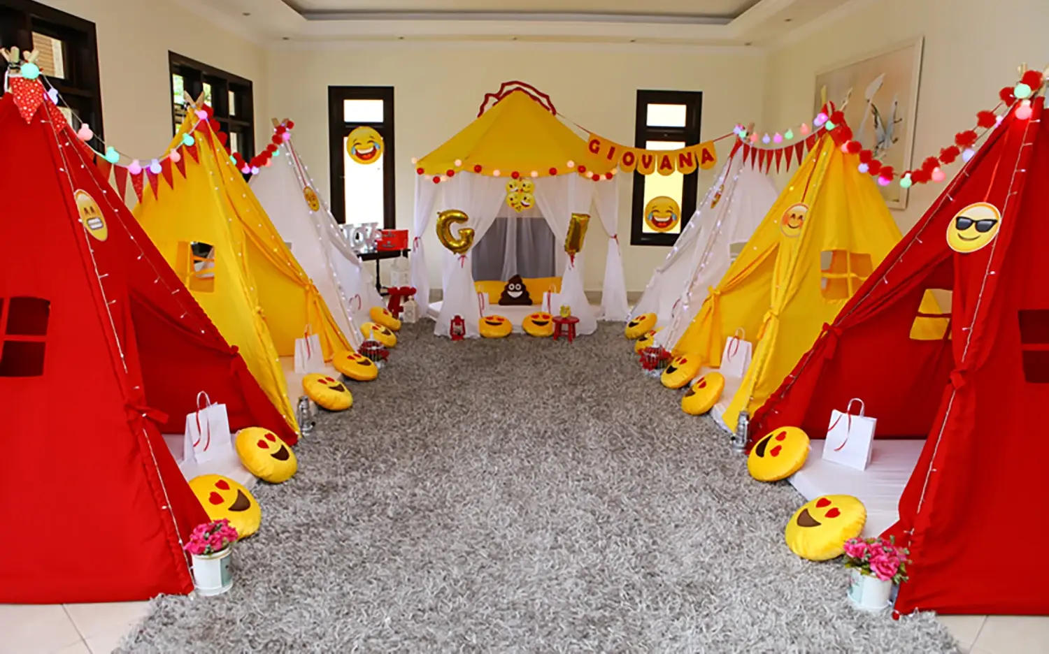 Tema Emoji na Festa do Pijama da empresa Cabana Festa e Pijama