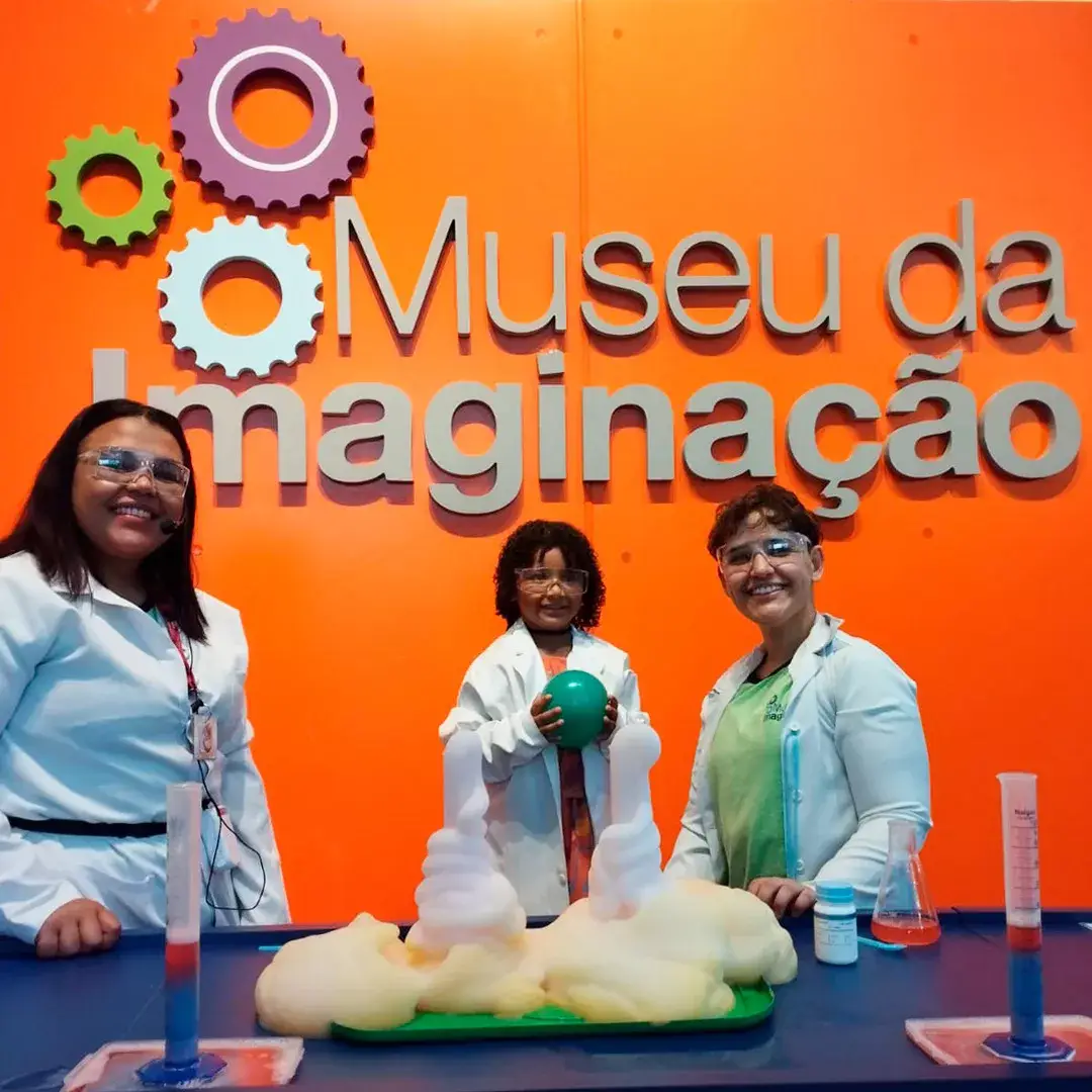 Criança com monitores do Museum - Just RealMoms