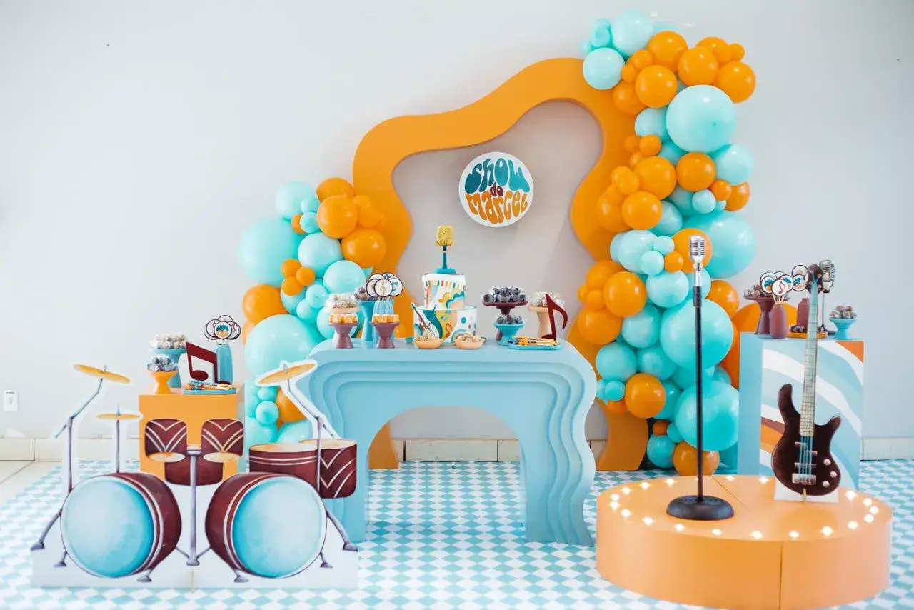 Cenografia e decoração de festa infantil com tema de show e música