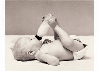 Bebe tomando mamadeira