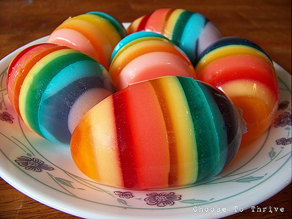 DIY – Rainbow Easter Eggs: o ovo de gelatina!