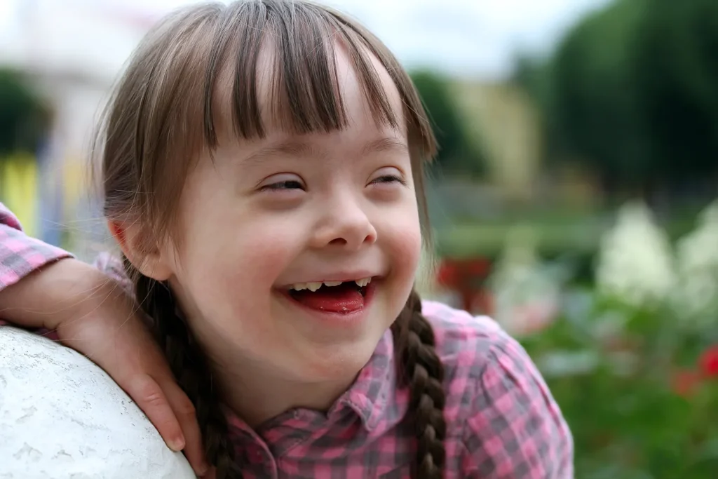 Menina com Síndrome de Down, sorrindo