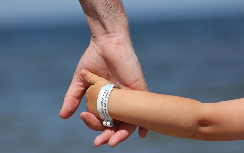 Cuidados com crianças na praia - Just Real Moms