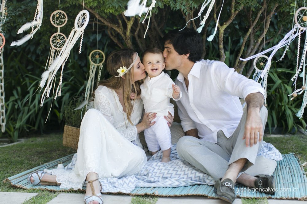 Casal beijando filho – Festa Infantil de 1 ano, Tema Hippie