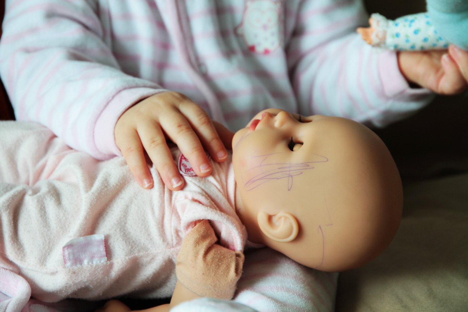 como retirar manchas de caneta e canetinha