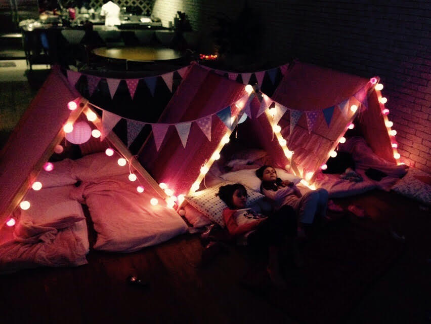 Festa do pijama com cabaninhas - Just Real Moms