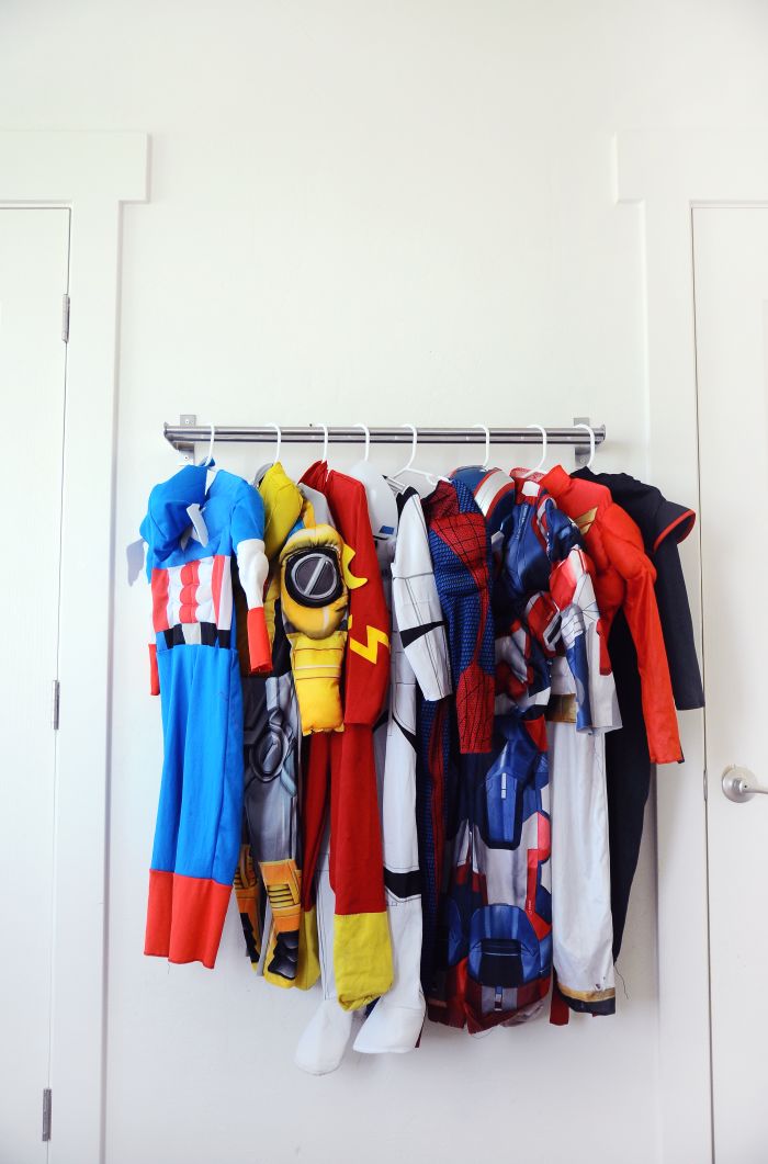 organizar fantasias das crianças - Just Real Moms