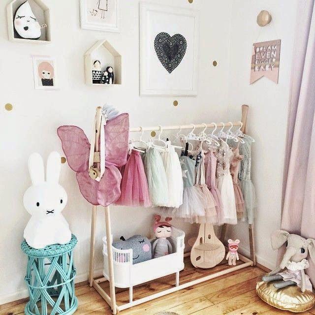 organizar fantasias das crianças - Just Real Moms