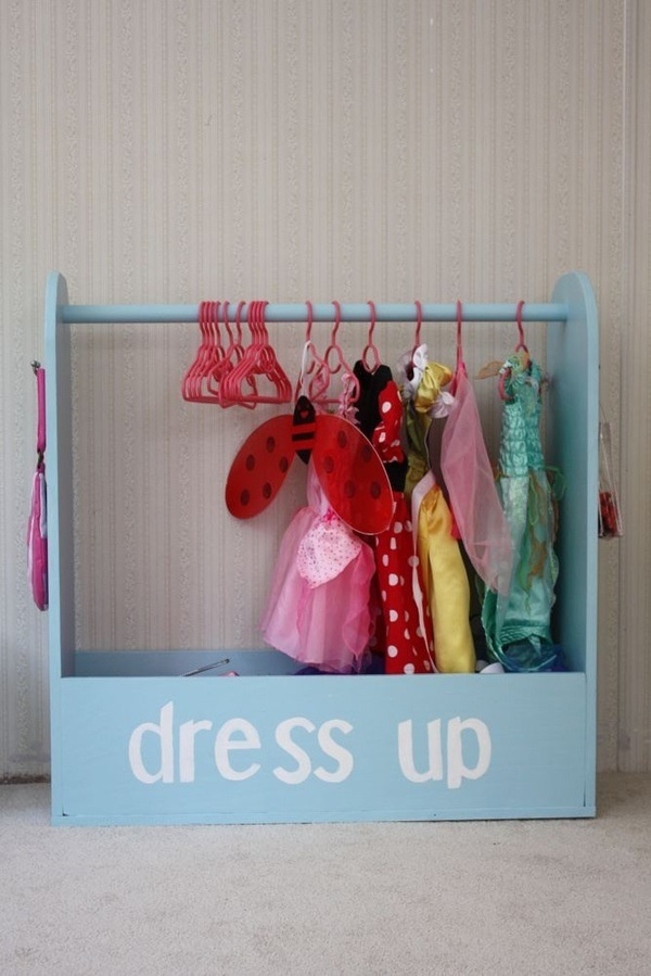 organizar fantasias das crianças - Just Real Moms