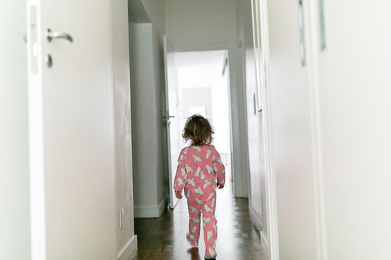 Menina de São Paulo andando pelos corredores de sua casa - Imagem de Mika Amanto, do projeto "A day in the life of...", que mostra cotidianos de famílias pelo mundo.
