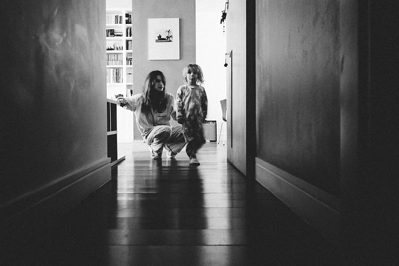 Foto de mãe e filha de São Paulo. Imagem de Mika Amanto, do projeto "A day in the life of...", que mostra cotidianos de famílias pelo mundo.
