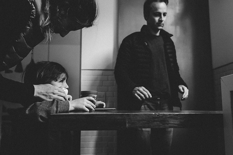 Pai e seu filho em sua casa em São Paulo - Imagem de Mika Amanto, do projeto "A day in the life of...", que mostra cotidianos de famílias pelo mundo.