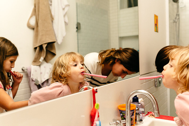 Crianças escovando os dentes - Imagem de Mika Amanto, do projeto "A day in the life of...", que mostra cotidianos de famílias pelo mundo.