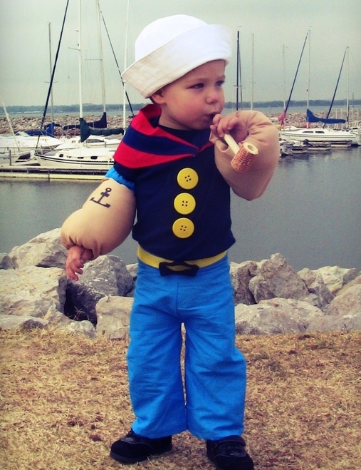 Menino com fantasia do marinheiro Popeye