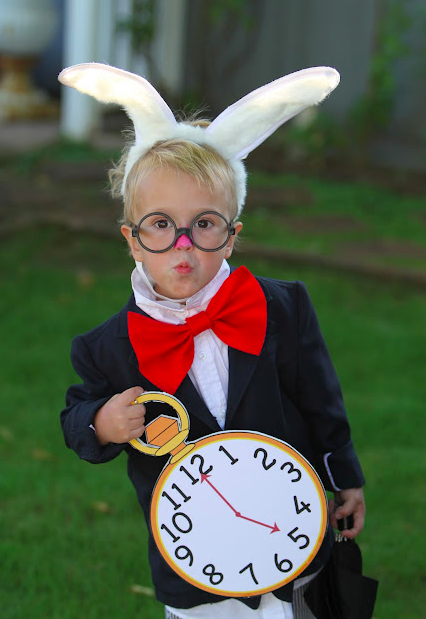 Menino fantasiado de Coelho de "Alice no País das Maravilhas"