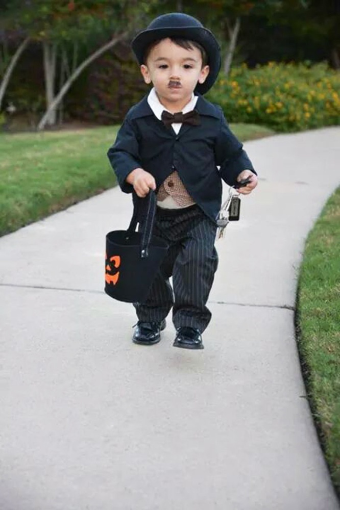 Menino fantasiado de Charles Chaplin