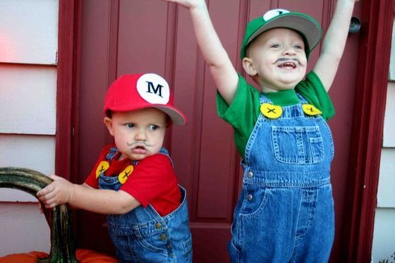 Meninos fantasiados de Luigi e Mario