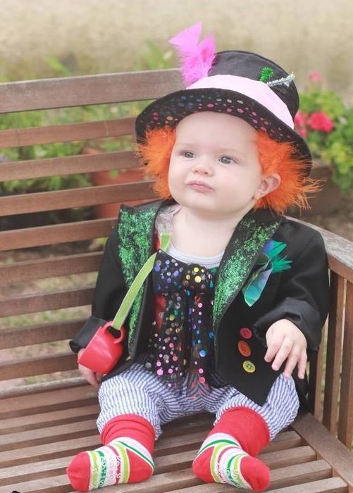 Bebê fantasiado de Chapeleiro Maluco 