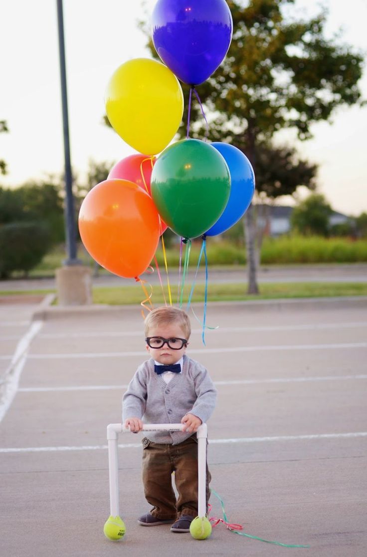 Menino com fantasia de "UP! Altas aventuras"