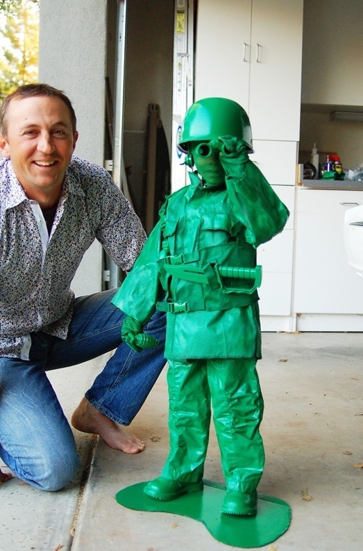 Menino fantasiado de boneco soldado verde