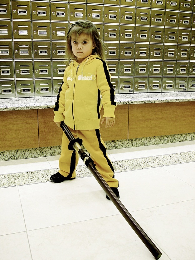 Menina fantasiada de Kill Bill