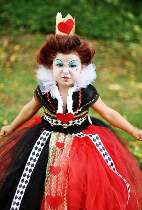 Menina fantasiada de Rainha de Copas (Alice no País das Maravilhas)