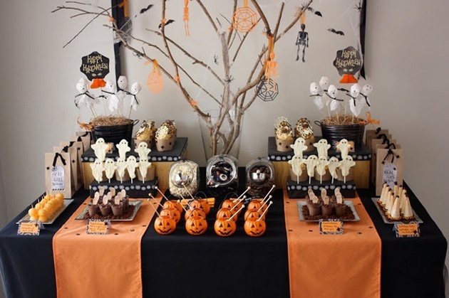Mesa laranja, preta e branca decorada para o Dia das Bruxas