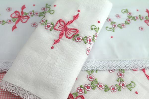 Enxoval bebê com produtos artesanais e super charmosos!