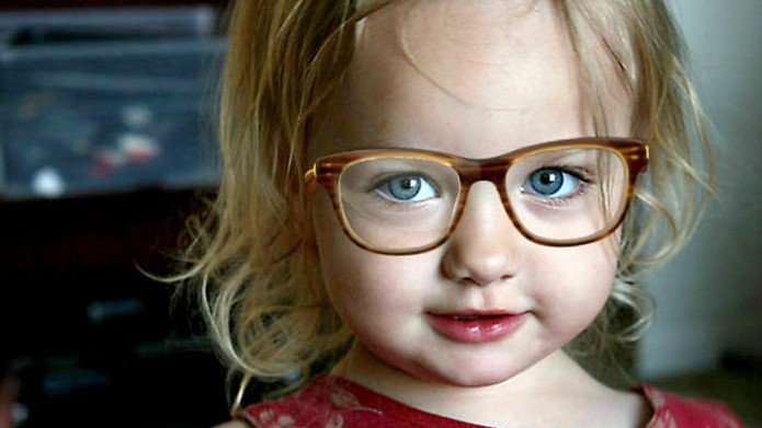 Alguns sinais de que seu filho precisa usar óculos e modelos lindos para se inspirar - Just Real Moms