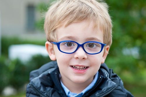 Alguns sinais de que seu filho precisa usar óculos e modelos lindos para se inspirar - Just Real Moms