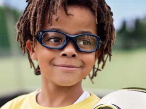 Alguns sinais de que seu filho precisa usar óculos e modelos lindos para se inspirar - Just Real Moms