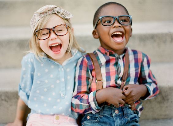 Alguns sinais de que seu filho precisa usar óculos e modelos lindos para se inspirar - Just Real Moms
