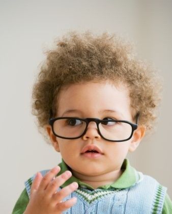 Alguns sinais de que seu filho precisa usar óculos e modelos lindos para se inspirar - Just Real Moms