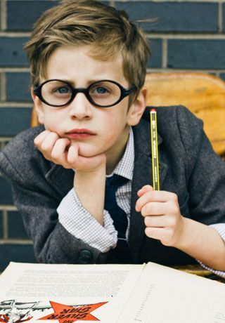 Alguns sinais de que seu filho precisa usar óculos e modelos lindos para se inspirar - Just Real Moms