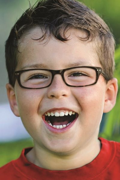 Alguns sinais de que seu filho precisa usar óculos e modelos lindos para se inspirar - Just Real Moms