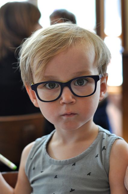 Alguns sinais de que seu filho precisa usar óculos e modelos lindos para se inspirar - Just Real Moms