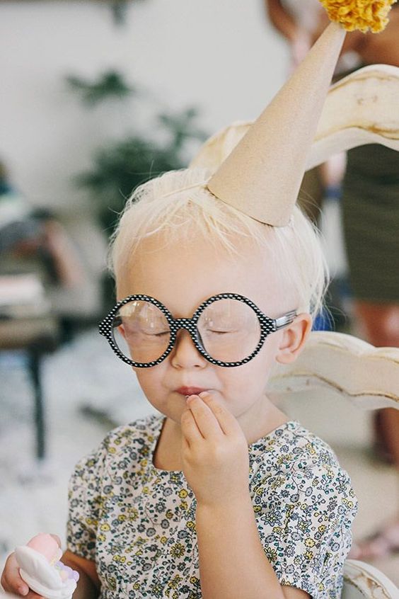 Alguns sinais de que seu filho precisa usar óculos e modelos lindos para se inspirar - Just Real Moms