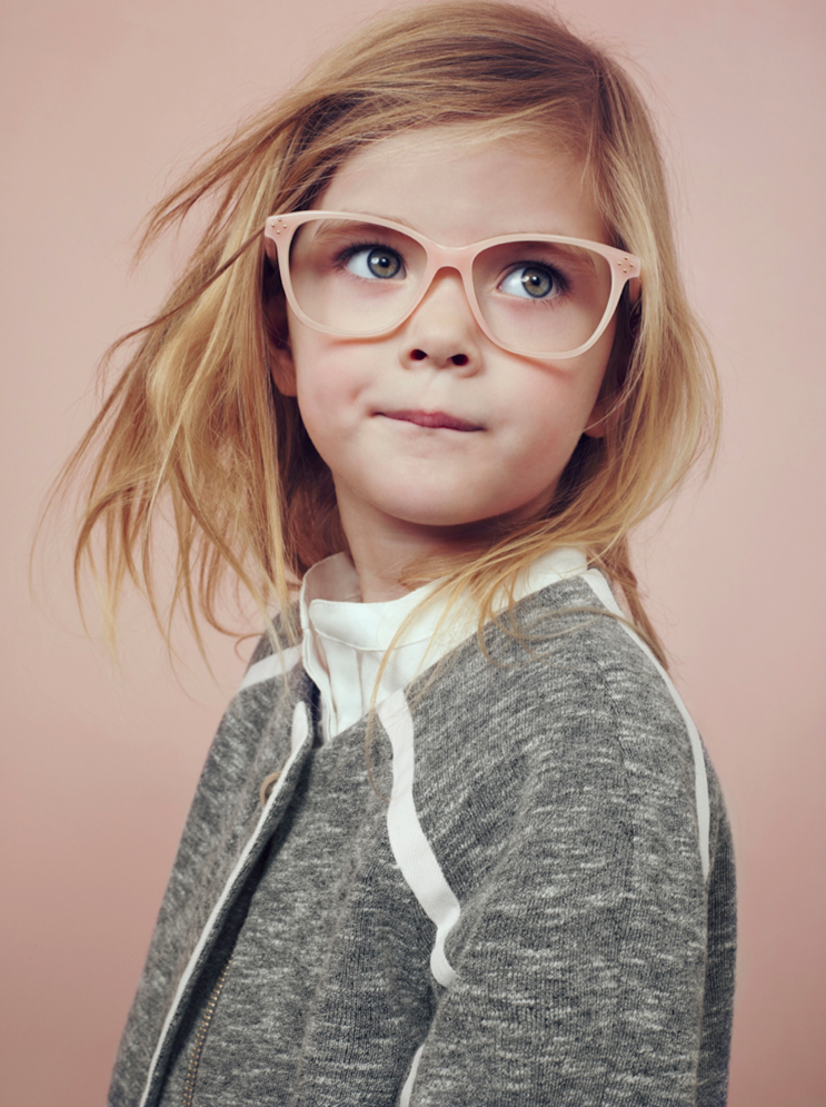 Alguns sinais de que seu filho precisa usar óculos e modelos lindos para se inspirar - Just Real Moms