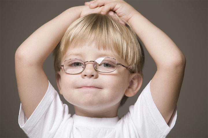 Alguns sinais de que seu filho precisa usar óculos e modelos lindos para se inspirar - Just Real Moms