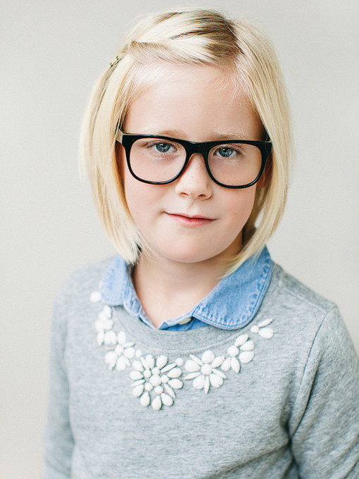 Alguns sinais de que seu filho precisa usar óculos e modelos lindos para se inspirar - Just Real Moms